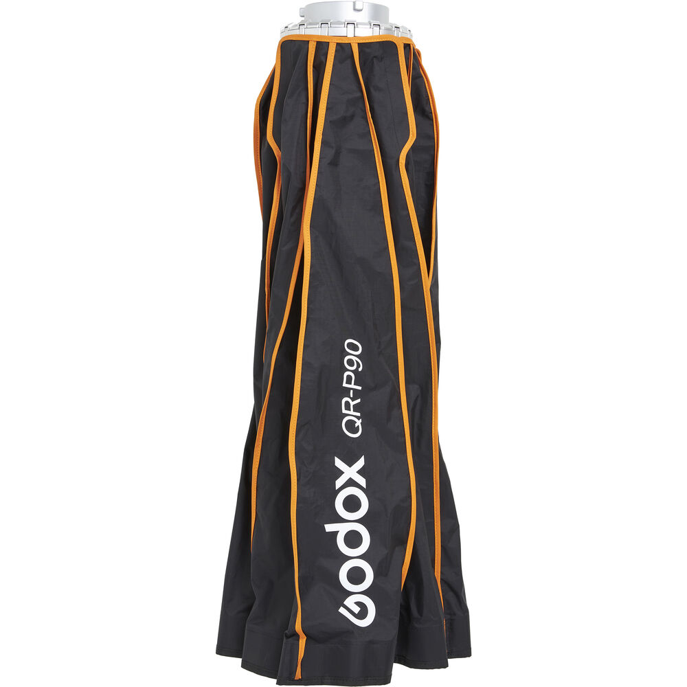 1646908705_391 Musta Godox Quick Release Parabolic Softbox QR PF90 Profoto, kokoontaitettu ja peitetty, oranssi reunus ja sivulle valkoisella painettu "Godox QR-P90".