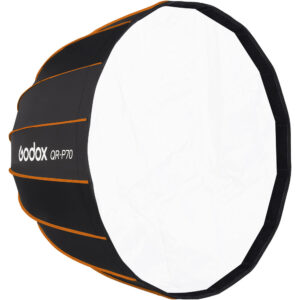 1646909282_423 Godox Quick Release Parabolic Softbox QR PG70 Godox Mount, jossa on musta ulkokuori, oranssi reunus ja valkoinen diffuusio etupaneeli, suunniteltu studiovalaistukseen. Tuotenimi näkyy kyljessä.