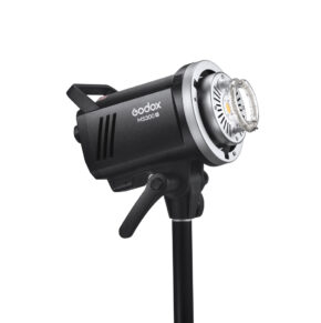 Godox MS300V -studiostroboskooppivalaisin on asennettu mustalle jalustalle, ja se on kallistettu siten, että sen säätimet ja kiinnike näkyvät valkoista taustaa vasten.