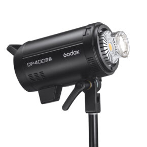 Mustan värinen Godox DP400III-V -studiostroboskooppivalaisin on asennettu jalustalle, ja se on kuvattu sivulta, jolloin sen LED- ja tuuletusominaisuudet ovat näkyvissä.