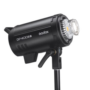 1656491879_710 Mustan värinen Godox DP400III-V -studiostroboskooppivalaisin on asennettu jalustalle, ja se on kuvattu sivulta, jolloin sen LED- ja tuuletusominaisuudet ovat näkyvissä.