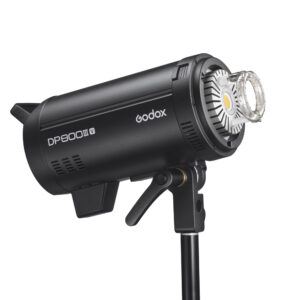 1656492117_590 Musta Godox DP800III-V -studiostroboskooppivalaisin on asennettu jalustalle, ja se näkyy profiilissa, jossa sen LED ja heijastin ovat näkyvissä.