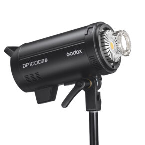 Godox DP1000III-V -ammattilaisstudiostrobovalaisin, joka on asennettu mustaan valotelineeseen ja jonka rungossa on näkyviä tuuletusaukkoja ja säätimiä.
