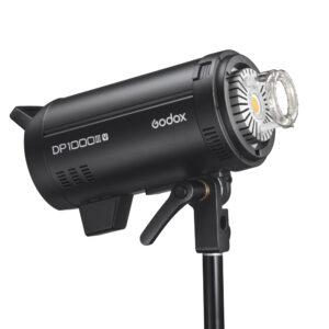 1656492287_529 Godox DP1000III-V -ammattilaisstudiostrobovalaisin, joka on asennettu mustaan valotelineeseen ja jonka rungossa on näkyviä tuuletusaukkoja ja säätimiä.