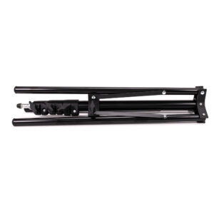 1658329100_888 Mustasta metallista valmistettu Viltrox Compact Light Stand, jossa on säädettävät kiinnitysvarret ja pikalukitusmekanismi, on kuvassa valkoista taustaa vasten.