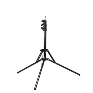 1658329101_154 Viltrox Compact Light Stand on musta metallinen kolmijalka, jossa on säädettävä korkeus, pidennetyt jalat ja kiinnittimet, kuvassa valkoisella pohjalla.