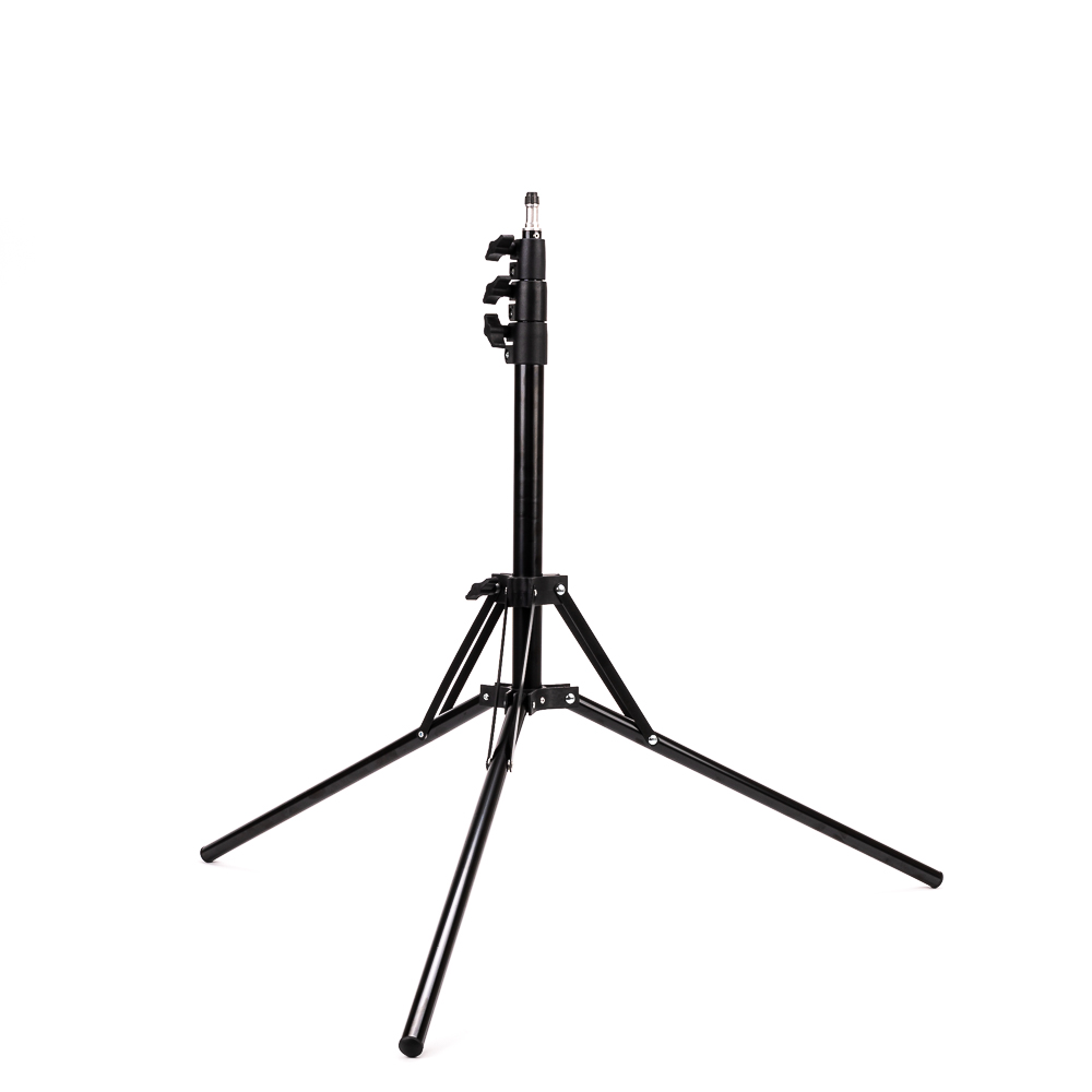 1658329101_154 Viltrox Compact Light Stand on musta metallinen kolmijalka, jossa on säädettävä korkeus, pidennetyt jalat ja kiinnittimet, kuvassa valkoisella pohjalla.