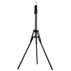 1658329101_541 Viltrox Compact Light Stand on musta, säädettävä kolmijalkainen kolmijalkainen jalusta, jossa on kolme ulosvedettyä jalkaa ja pystysuora keskitanko.