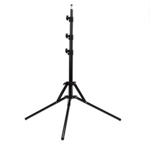 1658329101_718 Viltrox Compact Light Stand on musta säädettävä jalusta, jossa on kolme ulosvedettyä jalkaa ja kiristysnupit, ihanteellinen valokuvaus- tai valaisulaitteille, kuvassa valkoista taustaa vasten.