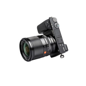 Viltrox AF 13mm f/1.4 -objektiivi, joka on kiinnitetty mustaan Sony E-mount -digitaaliseen peilittömään kameraan ja joka on kuvattu vinossa siten, että yläohjaimet ja kahva näkyvät, eristettynä valkoiselle taustalle.