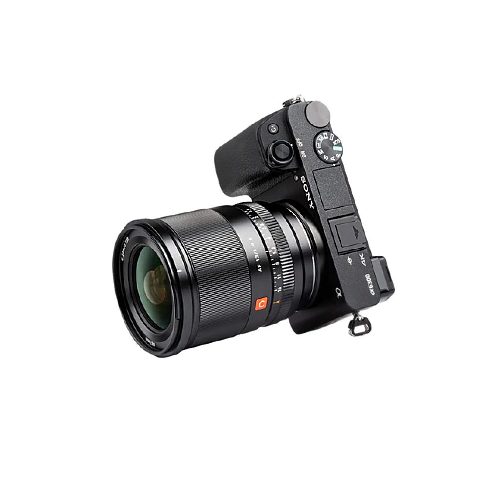 Viltrox AF 13mm f/1.4 -objektiivi, joka on kiinnitetty mustaan Sony E-mount -digitaaliseen peilittömään kameraan ja joka on kuvattu vinossa siten, että yläohjaimet ja kahva näkyvät, eristettynä valkoiselle taustalle.