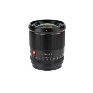 Viltrox AF 13mm f/1.4 -objektiivi Sony E:lle on kuvattu pystyasennossa valkoisella taustalla, ja siinä on harjattu tarkennusrengas ja näkyvä aukkoasteikko lähellä objektiivin jalustaa.
