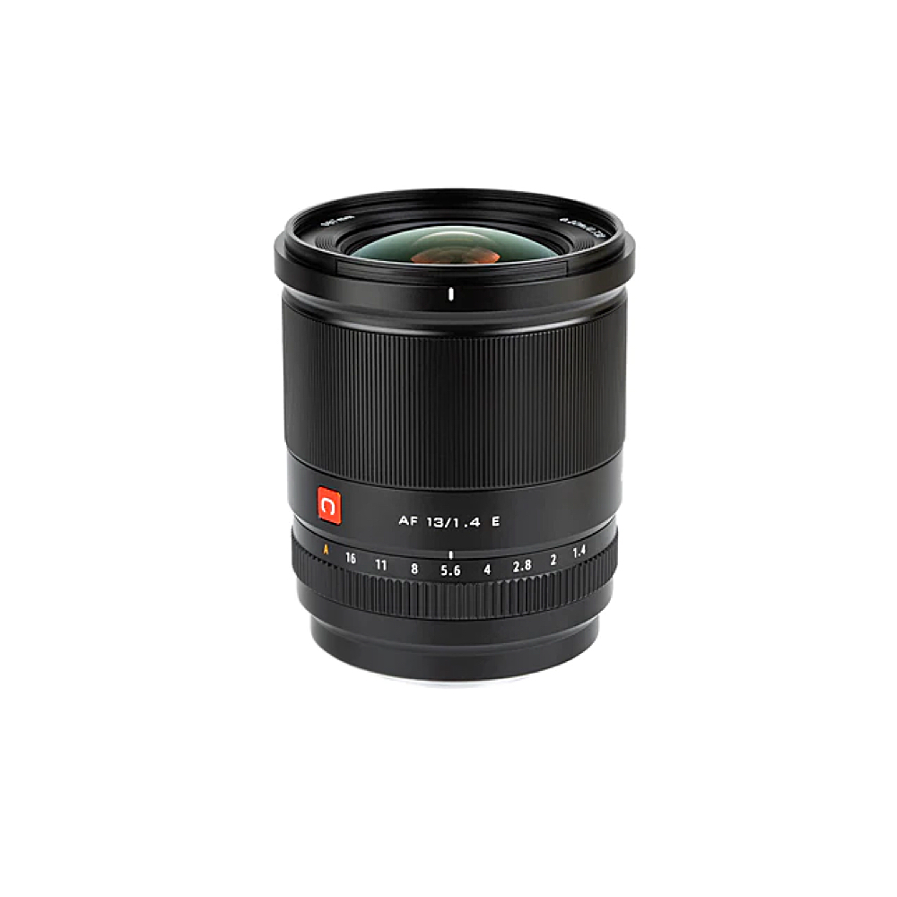 Viltrox AF 13mm f/1.4 -objektiivi Sony E:lle on kuvattu pystyasennossa valkoisella taustalla, ja siinä on harjattu tarkennusrengas ja näkyvä aukkoasteikko lähellä objektiivin jalustaa.
