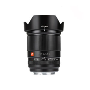Viltrox AF 13mm f/1.4 -objektiivi Sony E:lle, joka on kuvattu pystyasennossa valkoisella pohjalla, on mustalla muotoilulla, jossa on huppu, tarkennus- ja aukkorenkaat sekä valkoiset ja oranssit tarrat.