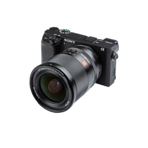 Viltrox AF 13mm f/1.4 -objektiivi kiinnitettynä mustaan Sony Alpha -peilittömään digitaalikameraan, valkoisella taustalla.