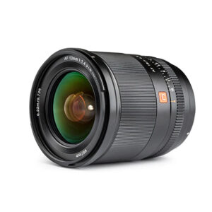 Sony E:lle tarkoitetun Viltrox AF 13mm f/1.4 -objektiivin lähikuvassa näkyy musta objektiivi, jossa on kuvioidut tarkennus- ja zoomausrenkaat, vihreät heijastukset lasissa ja valkoiset merkinnät 13 mm:n polttoväli- ja f/1.4-16-aukkoasetuksille.