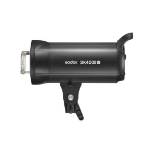 1658906849_714 Sivukuva mustasta Godox SK400II-V-stroboskooppivalaisimesta, jossa on kiinnitysteline ja salamaputki.