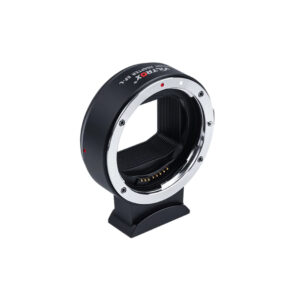 1659006861_434 Viltrox EF - L Auto Focus Lens Mount Adapter -objektiivisovittimessa on musta runko, jossa on hopeinen rengas ja elektroniset koskettimet valkoista taustaa vasten.