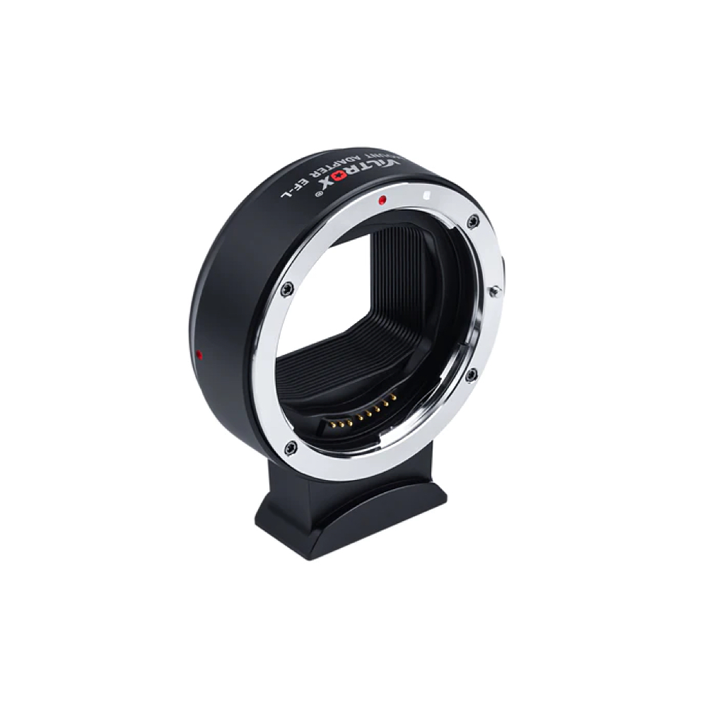 1659006861_434 Viltrox EF - L Auto Focus Lens Mount Adapter -objektiivisovittimessa on musta runko, jossa on hopeinen rengas ja elektroniset koskettimet valkoista taustaa vasten.
