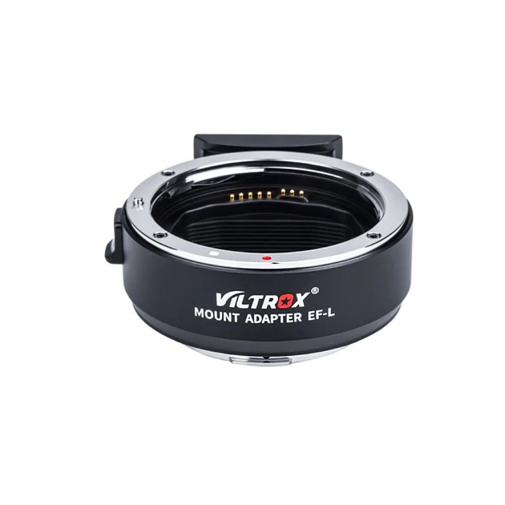 1659006862_987 Viltrox EF-L Auto Focus Lens Mount Adapter -objektiivin sovitin näkyy edestä valkoisella pohjalla. Sovittimessa on musta runko, jossa on metalliset reunat ja näkyvät elektroniset koskettimet renkaan sisällä.