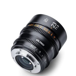 1661260680_803 Viltrox MF 23mm T1.5 Cine-objektiivi -objektiivi, MFT näkyy vinossa valkoisella taustalla, ja sen tarkennus- ja aukkomerkinnät ovat oranssin ja valkoisen väriset.