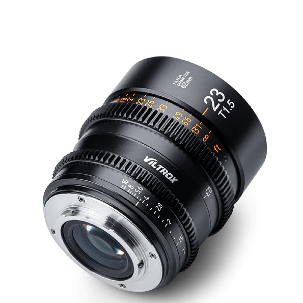 1661260680_803 Viltrox MF 23mm T1.5 Cine-objektiivi -objektiivi, MFT näkyy vinossa valkoisella taustalla, ja sen tarkennus- ja aukkomerkinnät ovat oranssin ja valkoisen väriset.
