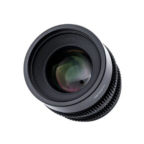 Lähikuva Viltrox MF 33mm T1.5 Cine Lens -objektiivi, MFT, jossa näkyy sen musta runko, näkyvät lasielementit ja tarkennusrenkaat valkoista taustaa vasten.