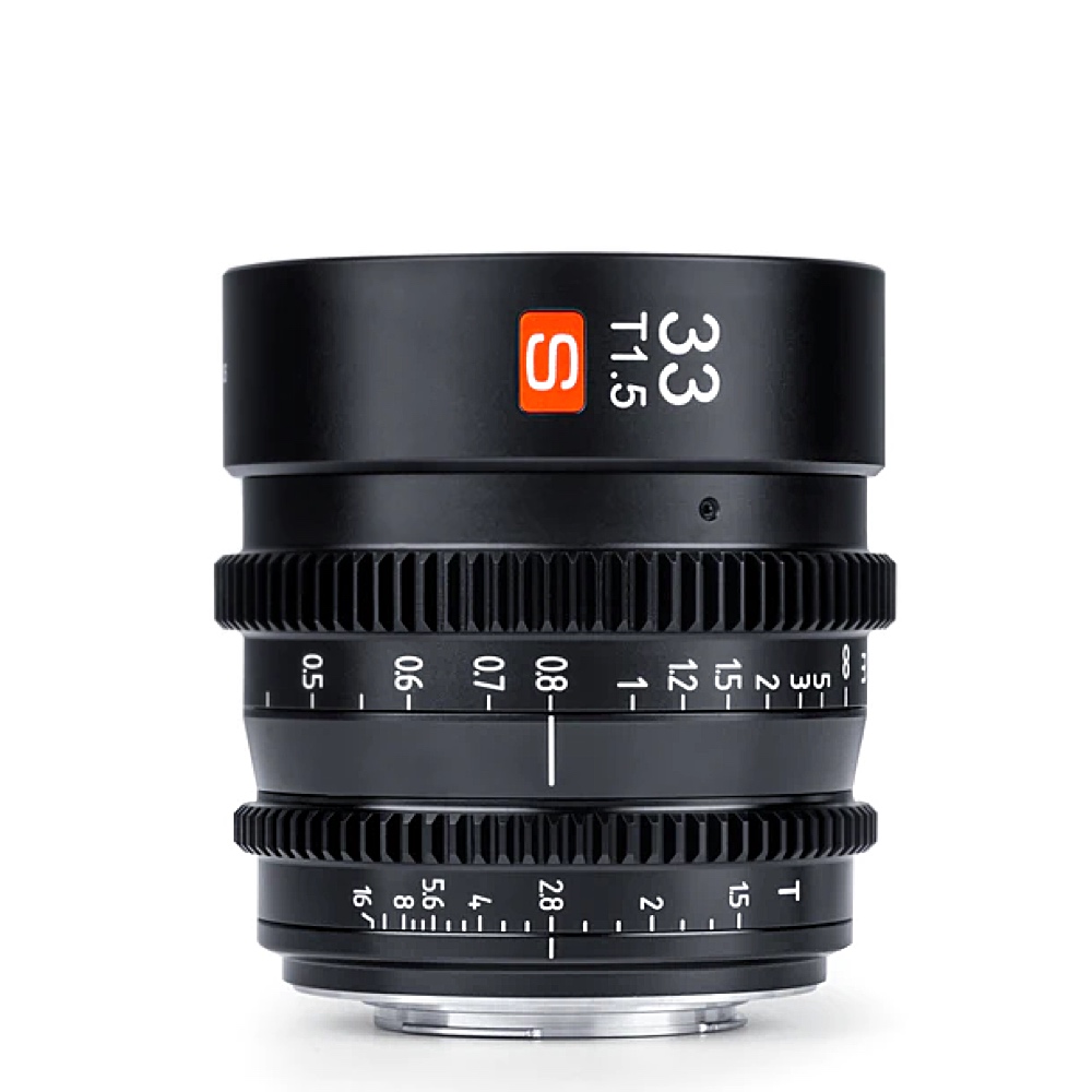 1661260860_816 Viltrox MF 33mm T1.5 Cine Lens -objektiivi, MFT on musta objektiivi, jossa on valkoiset mittausmerkinnät, punainen S-logo ja "33 T1.5" -merkintä tynnyrissä valkoista taustaa vasten.