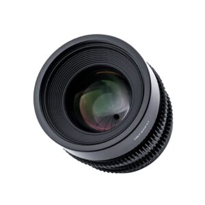 1661261231_783 Lähikuva Viltrox MF 56mm T1.5 Cine Lens -objektiivi, MFT, jossa näkyy sen musta ulkopinta, näkyvät lasielementit ja hammaspyörämäinen tarkennusrengas valkoista taustaa vasten.