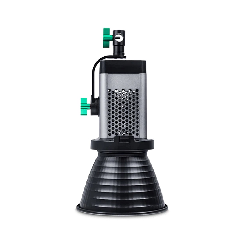 1665659039_008 Viltrox Ninja10B COB Bi LED-valaisin on musta ja hopeinen lieriömäinen LED-valaisin, jossa on tuuletettu keskiosa, uurrettu kartiomainen pohja ja kaksi vihreää säätönuppia lähellä yläosaa.