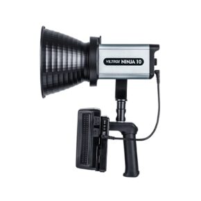 1665659424_506 Viltrox Ninja10 COB LED-valaisin -LED-valo, jossa on musta kahva, suuri heijastin ja liitetty akku, näkyy valkoisella taustalla.