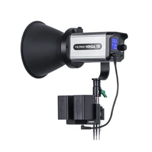 1665659425_412 Viltrox Ninja10 COB LED-valaisin -LED-valo, jossa on suuri heijastin, näkyvät ohjauspaneelin asetukset ja sen alle asennettu akku.