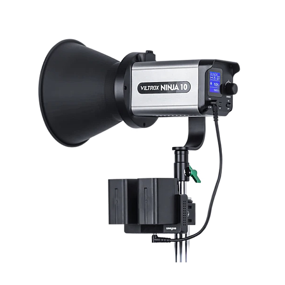 1665659425_412 Viltrox Ninja10 COB LED-valaisin -LED-valo, jossa on suuri heijastin, näkyvät ohjauspaneelin asetukset ja sen alle asennettu akku.