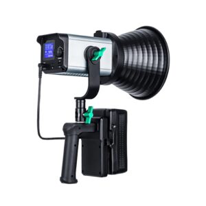 1665659425_808 Viltrox Ninja10 COB LED -valaisimessa on suuri heijastin, musta käsikahva, jossa on ohjauspainikkeet, digitaalinen näyttö ja liitetty akkupaketti, kaikki eristettynä valkoisella taustalla.