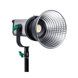 1665659425_833 Viltrox Ninja10 COB LED-valaisimessa -LED-valo on hopeinen heijastin, se on asennettu mustaan jalustaan, jossa on vihreät säätönupit, ja se on eristetty valkoiselle taustalle.