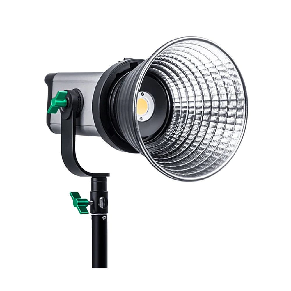 1665659425_833 Viltrox Ninja10 COB LED-valaisimessa -LED-valo on hopeinen heijastin, se on asennettu mustaan jalustaan, jossa on vihreät säätönupit, ja se on eristetty valkoiselle taustalle.