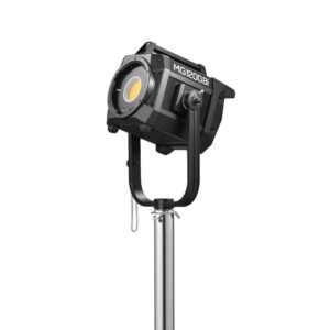 1668521430_331 Godox KNOWLED MG1200Bi Bi-color LED-valo on asennettu hopeiseen jalustaan ja näytetään valkoista taustaa vasten.
