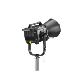 1668521436_357 Godox KNOWLED MG1200Bi Bi-color LED-valaisin, mustassa kotelossa, jossa on kahva ja säätönupit, on asennettu metallijalustaan ja suunniteltu ammattimaiseen valokuvaukseen tai videotuotannon valaistukseen.