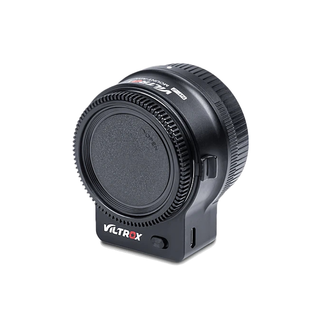 1669302426_049 Viltrox Nikon F - Z Auto Focus Mount Adapter, musta, objektiivin suojus kiinnitettynä, pystysuorassa valkoisella pohjalla.