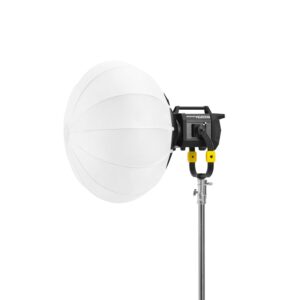1678969267_911 Godox GL3 Lantern Softbox 90cm, joka on asennettu jalustalle ja yhdistetty KNOWLED MG1200Bi LED-valon kanssa, sisältää suuren pyöreän valkoisen diffuusorin, joka on ihanteellinen ammattimaiseen valokuvaukseen tai videotuotantoon.