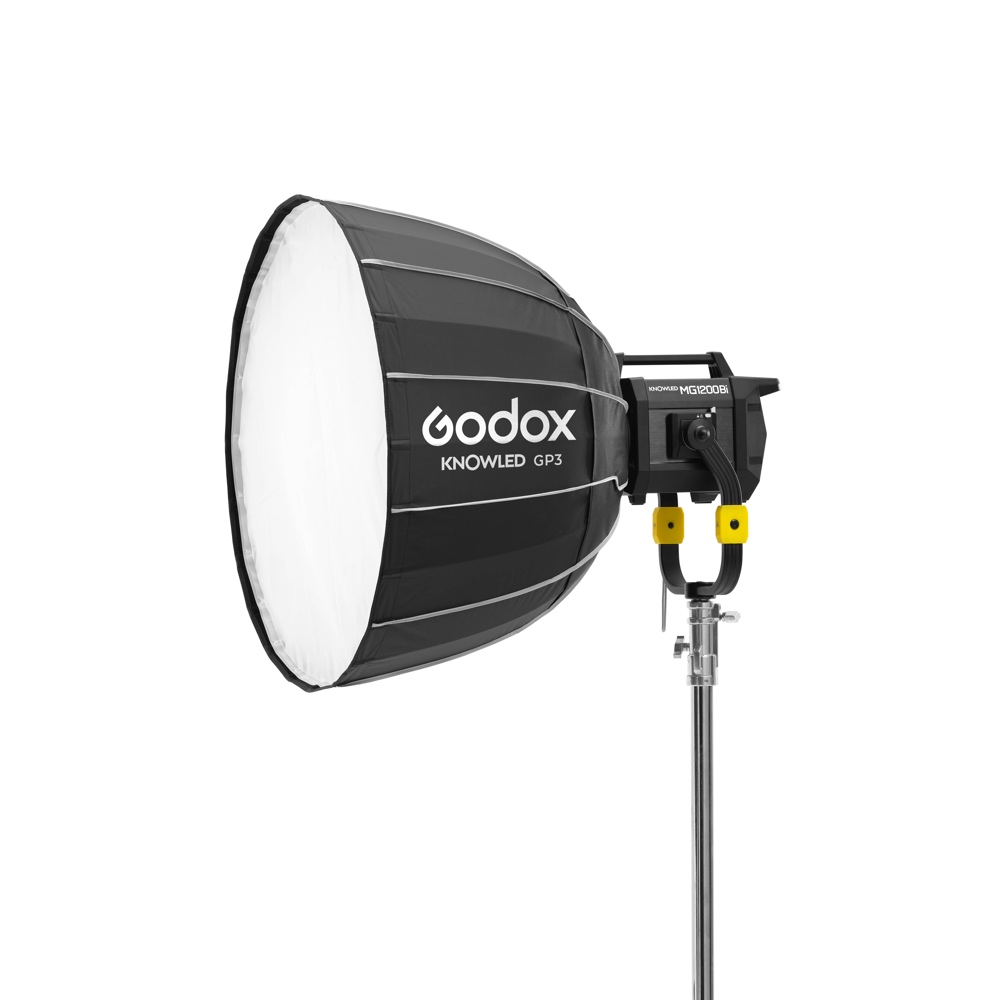 1678969996_554 Godox GP3 Parabolic Softbox 90cm KNOWLED MG1200Bi -studiovalaisimelle on asennettu metallijalustalle valkoista taustaa vasten.