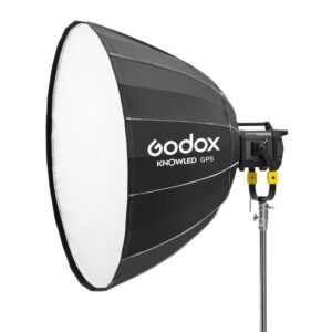 1678970976_545 Suuri musta Godox GP5 Parabolic Softbox 150cm KNOWLED MG1200Bi -valaisimelle on asennettu hopeiseen jalustaan, jossa on valkoinen diffuusio etupuolella ja Godoxin logo näkyy sivulla.