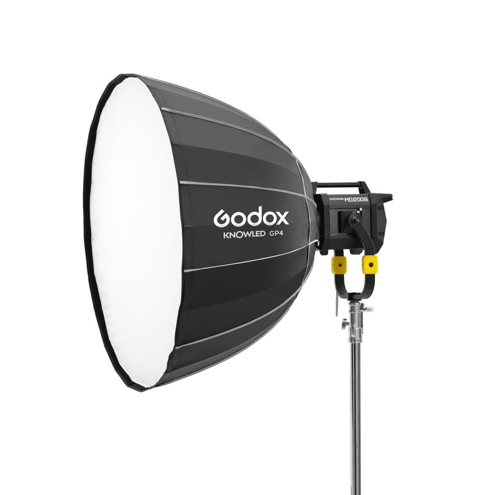 1678971357_911 Godox GP4 Parabolic Softbox 120cm KNOWLED MG1200Bi -valaisimelle on asennettu metallijalustalle ja sitä käytetään ammattimaiseen valokuvaukseen ja videovalaistukseen.