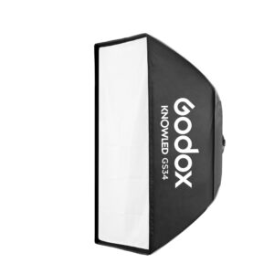 1678972816_527 Godox GS34 Softbox 90x120 KNOWLED MG1200Bi -valaisimelle on kuvattu sivulta mustana, valkoisella diffuusiokankaalla ja Godoxin logolla, joka on painettu suurilla valkoisilla kirjaimilla sivupaneeliin.