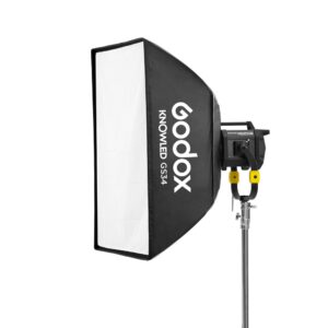 1678972818_279 Godox GS34 Softbox 90x120 KNOWLED MG1200Bi:lle on asennettu studiovalaisimeen, joka on kiinnitetty valotelineeseen valkoista taustaa vasten.