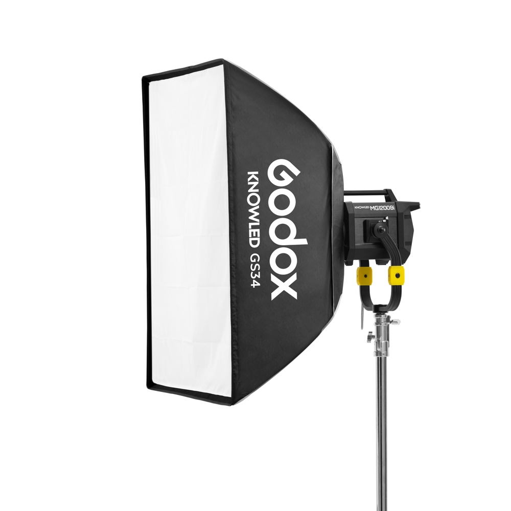 1678972818_279 Godox GS34 Softbox 90x120 KNOWLED MG1200Bi:lle on asennettu studiovalaisimeen, joka on kiinnitetty valotelineeseen valkoista taustaa vasten.