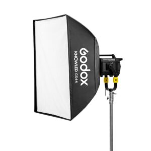 1678972989_864 Mustavalkoinen Godox GS44 Softbox 120x120 KNOWLED MG1200Bi -valaisimelle on asennettu metallijalustalle valkoista taustaa vasten.