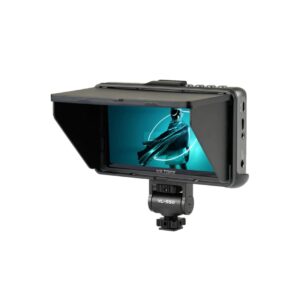 1681215283_966 Viltrox DC 550 Pro 5,25" 4K HDMI -kosketusnäyttö, jossa on aurinkohuppu, näyttää tummassa takissa olevan henkilön sinisen pyöreän taustan edessä, ja se on asennettu kääntyvälle jalustalle, jossa on sivusäätöpainikkeet.