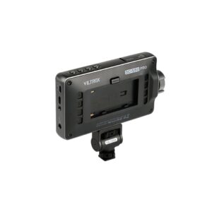 1681215284_680 Musta Viltrox DC 550 Pro 5,25" 4K HDMI -kosketusnäytön 5,25-tuumainen monitori näytetään takaa, jolloin sen ohjauspainikkeet, akkupaikka ja kiinnike korostuvat valkoisella taustalla.