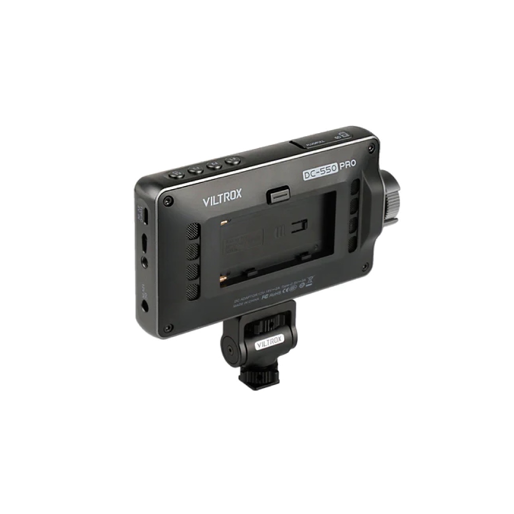1681215284_680 Musta Viltrox DC 550 Pro 5,25" 4K HDMI -kosketusnäytön 5,25-tuumainen monitori näytetään takaa, jolloin sen ohjauspainikkeet, akkupaikka ja kiinnike korostuvat valkoisella taustalla.